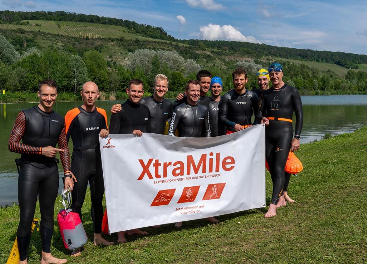 Das Schwimmen im 19 Grad kalten Wasser des Badesees Erlabrunn ist geschafft: Die XtraMile-Spezialisten waren auf Neoprenanzge angewiesen. (Foto: privat)    