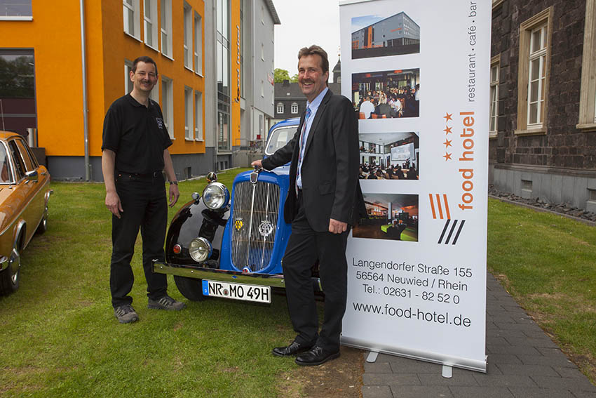 Thorsten Fuchs von der IG Young-Oldtimer-Neuwied  und Jrg Germandi, Direktor des food hotels, (v.l.) waren begeistert ber den Zuspruch des Treffens. Fotos: Wolfgang Tischler