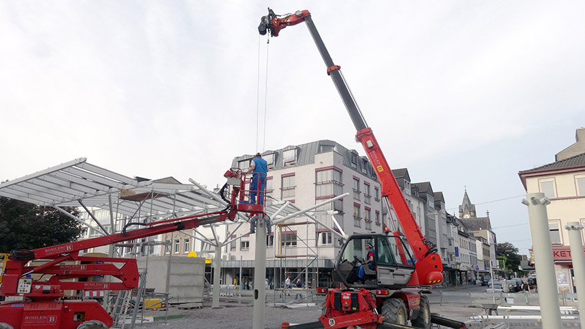 Zentraler Haltepunkt unter Dach aus Stahl und Glas