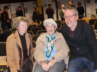 Zeitzeugen wie Kthe Heuser (Bildmitte) halfen Ilse Sonnentag und Martin Autschbach vom Evangelischen Kirchenkreis Altenkirchen entscheidend bei der Arbeit mit Kindern und Jugendlichen an Filmprojekten und Ausstellungen mit. Fotos: Kirchenkreis-Archiv