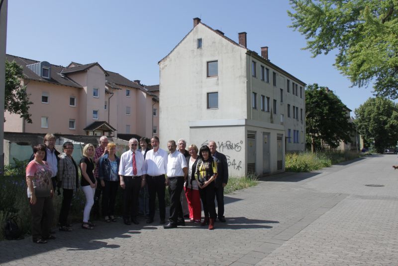 Die SPD-Fraktion im letzten Sommer beim Ortstermin im Zeppelinweg, der fr eine ausfhrliche Diskussion ber den kommenden Bebauungsplan genutzt wurde. Foto: SPD.