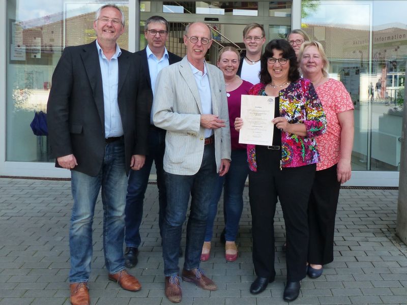 Auditor Prof. Dr. Peter Lcherbach von der DGCC berreicht Einrichtungsleiterin Mechtilde Neuendorff und dem Projektteam das Zertifikat, das die erfolgreiche Anwendung von Case Management im Neuwieder Heinrich-Haus Seniorenzentrum besttigt. Foto: Heinrich-Haus