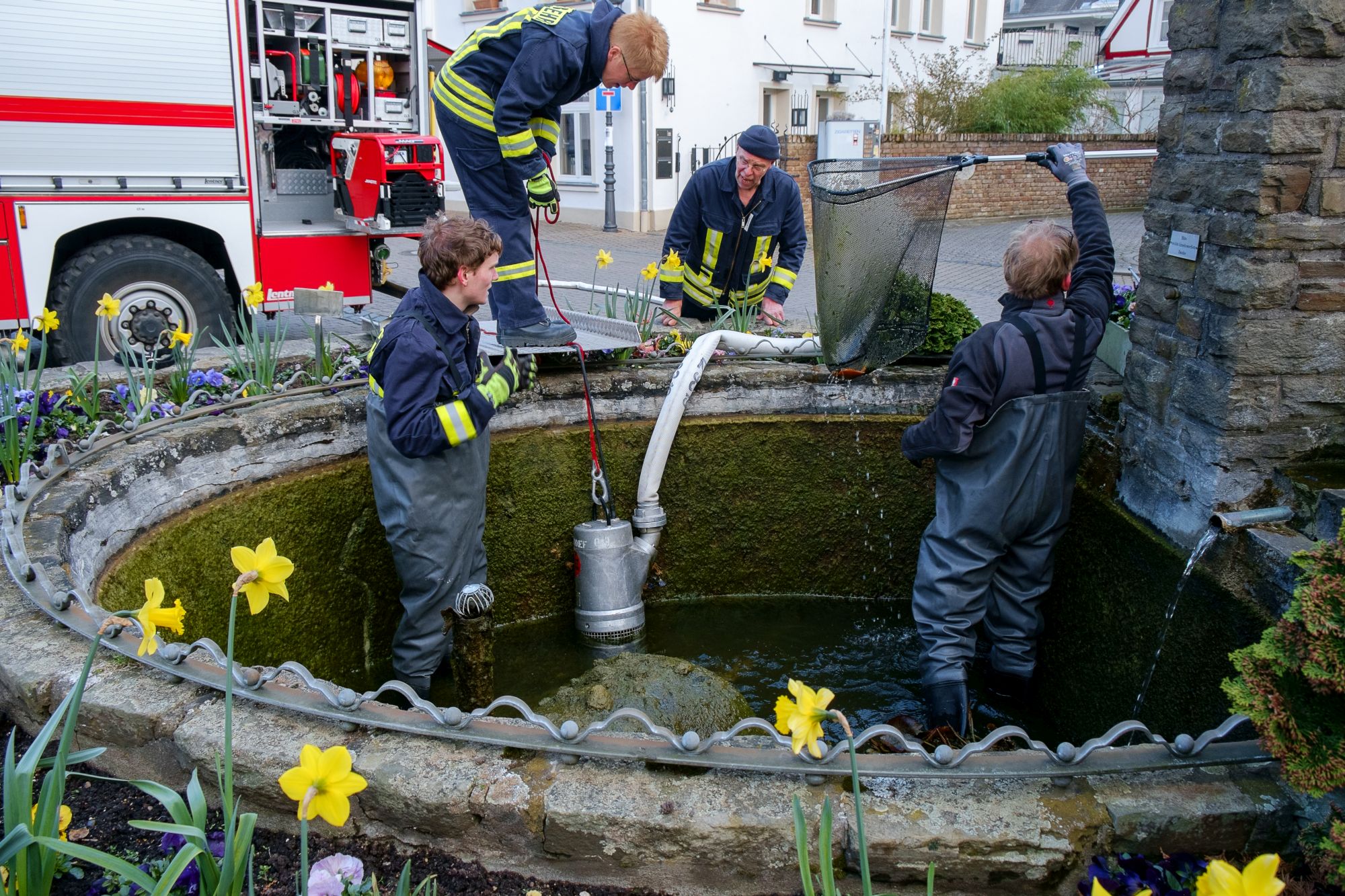 Am Grndonnerstag reinigt der Lschzug traditionell den Brunnen im Rhndorfer Ziepchen. Foto: FF Rhndorf / Bad Honnef