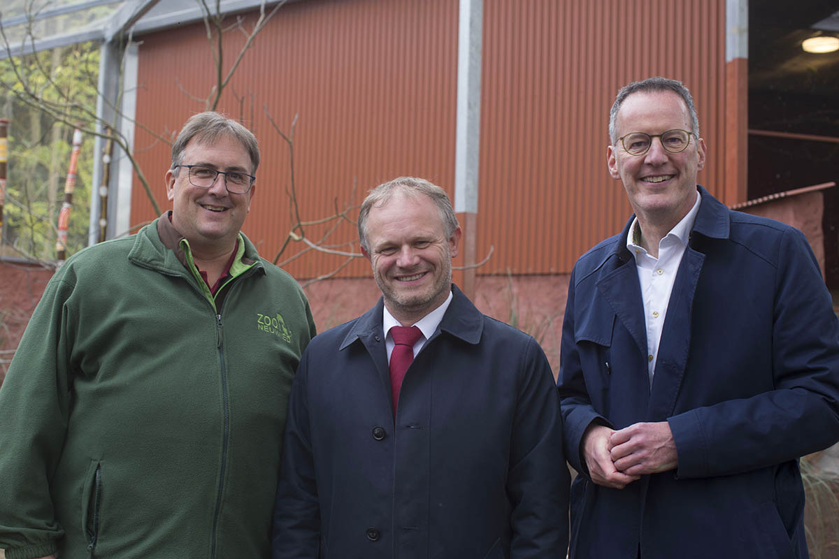 Sie sind stolz auf die neue Australienvoliere: Zoodirektor Mirko Thiel, Oberbrgermeister Jan Einig und Innenminister Michael Ebling (von links). Fotos: Helmi Tischler-Venter