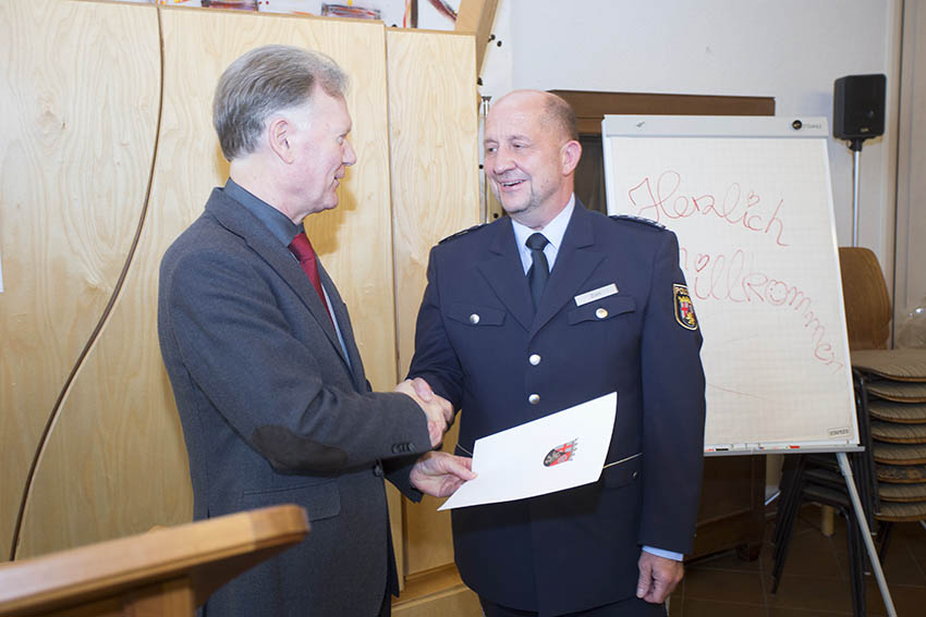 Der neue Mann Werner Zorn (rechts) erhlt vom Polizeiprsidenten Fromm seine Ernennungsurkunde. Fotos: Wolfgang Tischler