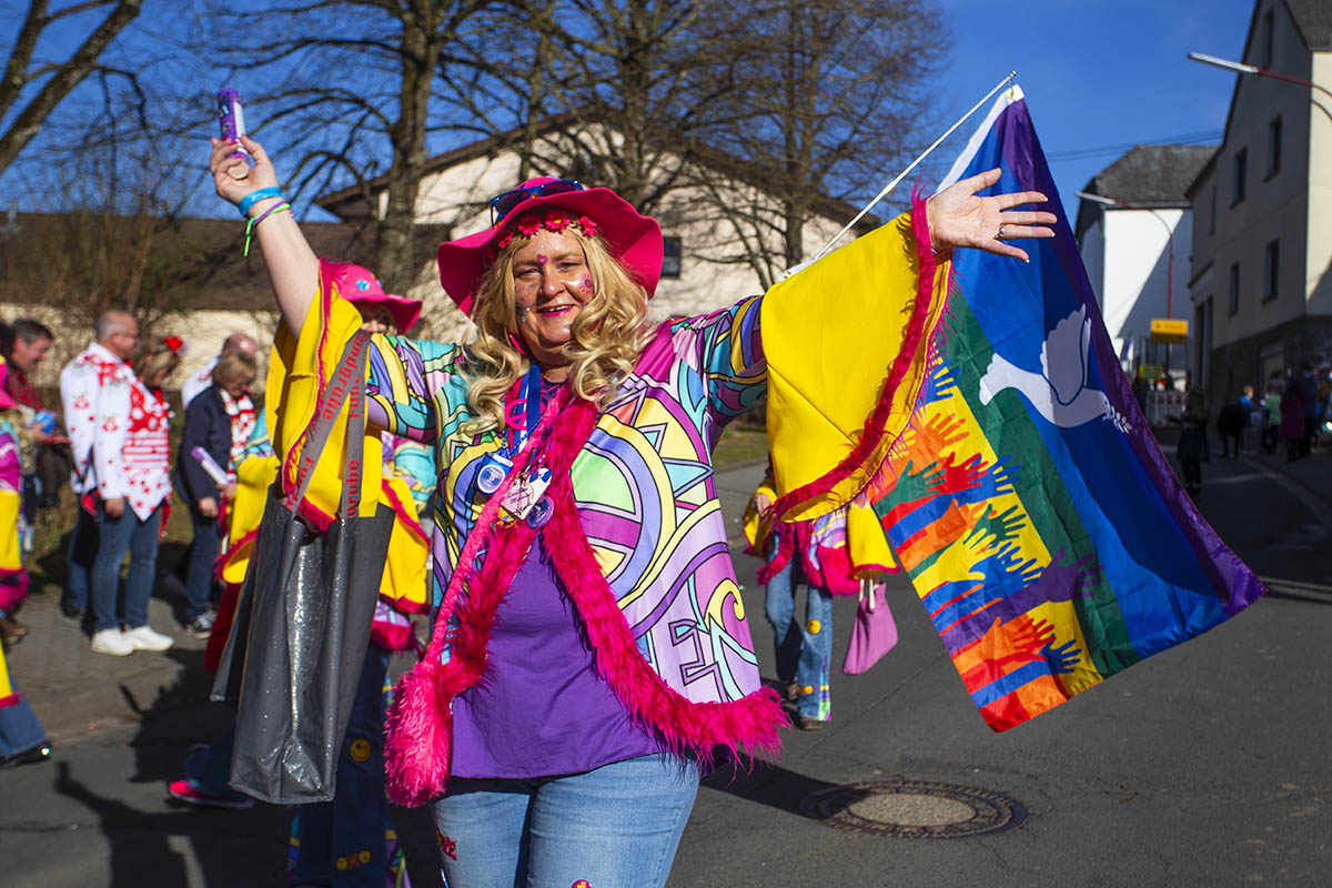 Kamellen, Konfetti und Sonnenbrillen beim Karnevalszug in Gromaischeid