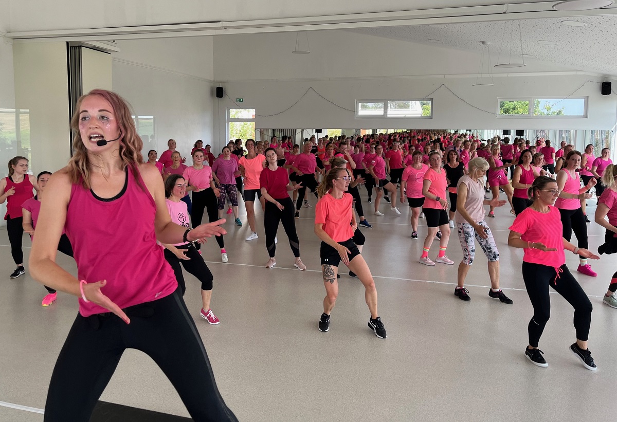 Unter der Leitung von Initiatorin Lisa Graben wurde die erste "Party in Pink" in Altenkirchen gefeiert. Der Erls der groen Zumba-Veranstaltung kommt der Organisation "Herzkissen" zugute. (Foto: Kreisverwaltung/Thorsten Stahl)