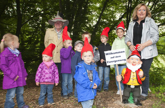 Gerade hat Hans-Werner Sahm, umringt von den Kindern, den Zwerg enthllt und damit den Startschuss fr die Wanderung auf den neuen Zwergenwegen gegeben. Mit freut sich die Projektleiterin Monika Edling. Fotos: Wolfgang Tischler