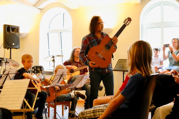 Verschiedene Bands und Ensembles der Musikschule prsentierten sich live im Musiqspace beim Tag der offenen Tr. (Foto: Musiqspace/Dirk Fricke)