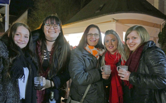 Gute Stimmung beim Betzdorfer Weihnachtsmarkt. (Foto: by) 