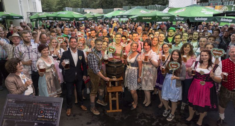 Das Team der Westerwald-Brauerei feierte gemeinsam mit vielen Hachenburger Clubbern den Anstich des ersten Festbier-Fasses der Saison. Foto: Veranstalter