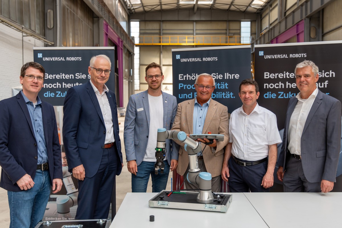 Geschftsfhrer der Wirtschaftsfrderung im Landkreis Neuwied Harald Schmillen,
Prsident der Hochschule Koblenz Professor Karl Stoffel, Simon Opper von Universal
Robots, Landrat Achim Hallerbach, Professor Udo Gnasa von der Hochschule Koblenz und
Fred Hring, Business Development Director der Asas GmbH, freuen sich ber die groe
Aufmerksamkeit des geplanten Robotikzentrums. (Foto: Martin Boden/Kreisverwaltung
Neuwied)