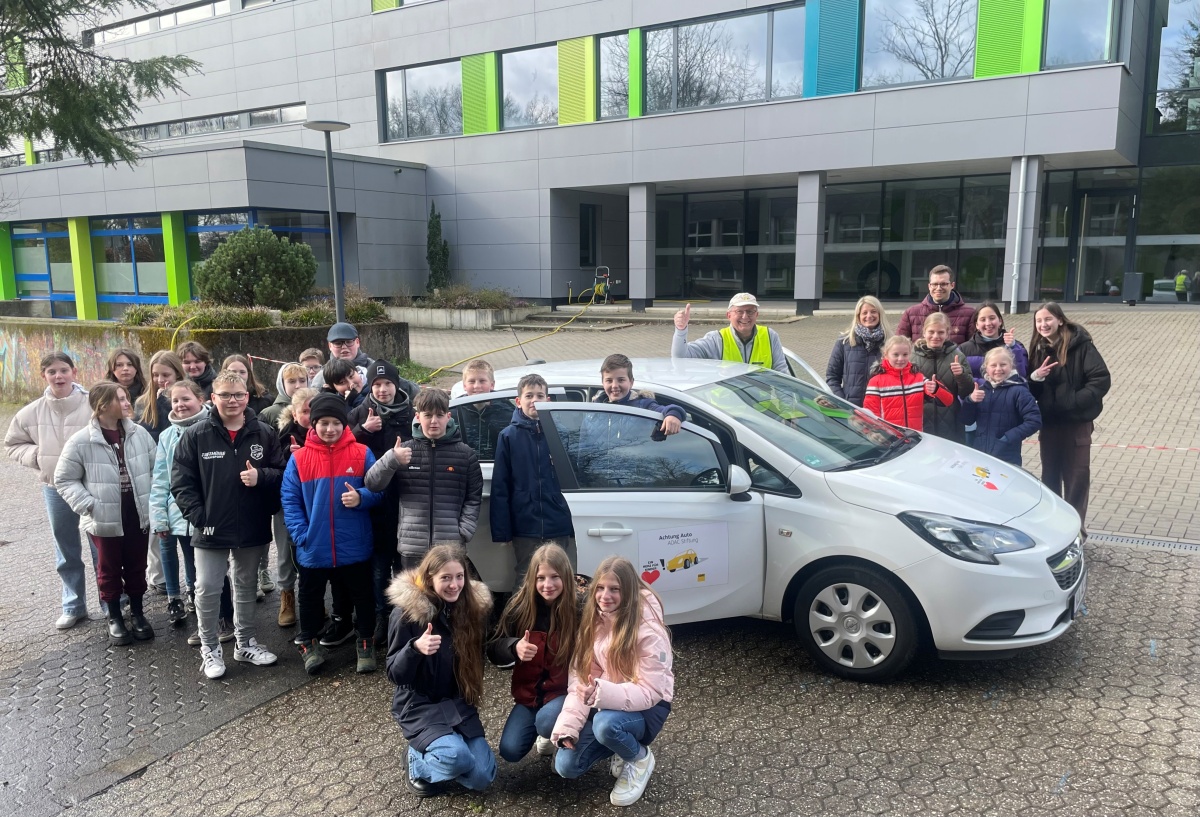 Die Schler der Orientierungsstufen des Kopernikus-Gymnasiums in Wissen nehmen am Verkehrserziehungsprogramm der ADAC-Stiftung "Achtung Auto" teil. (Fotos: KathaBe)