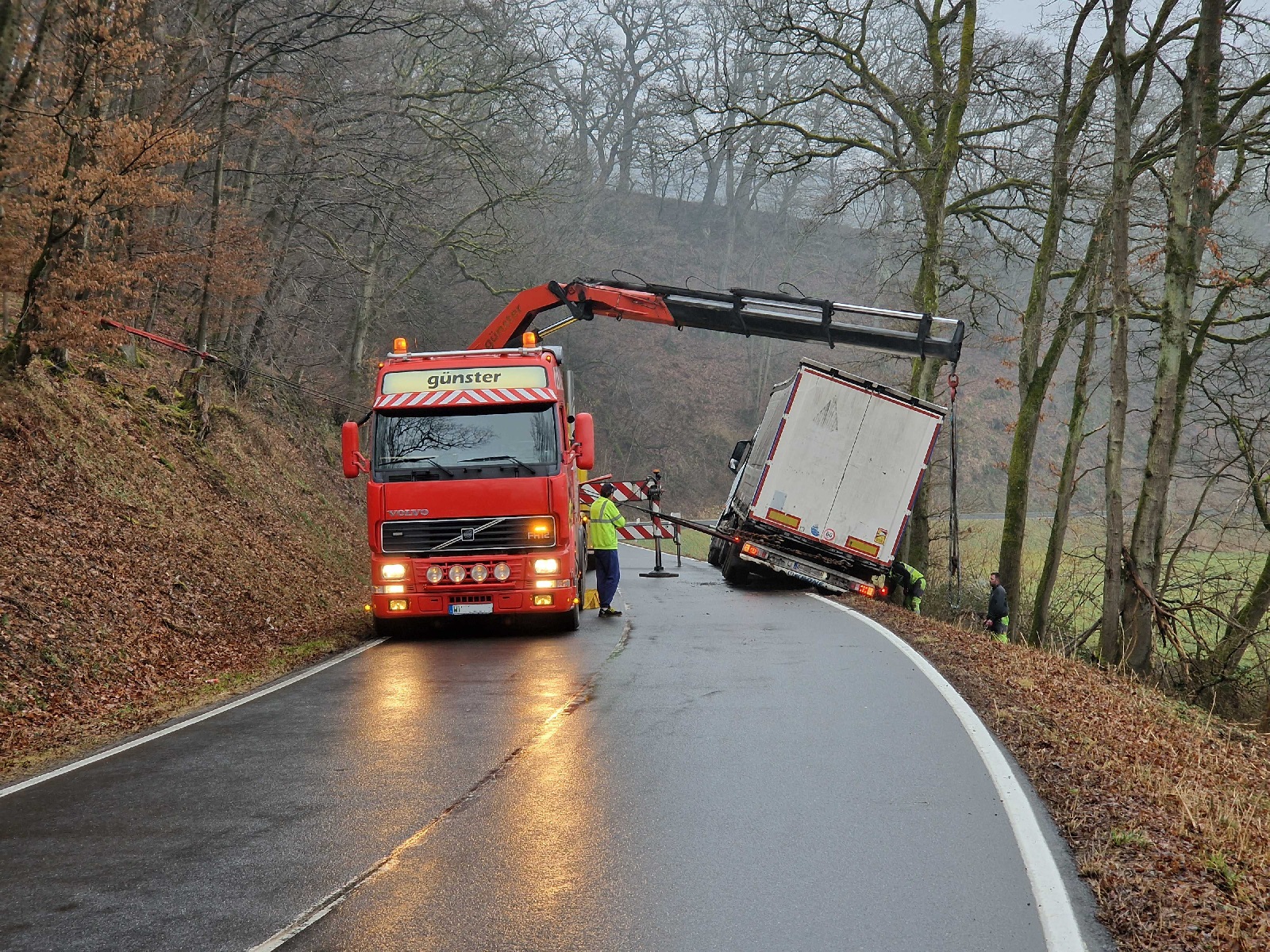 Eilmeldung: Lkw-Unfall sorgt fr Vollsperrung der L304