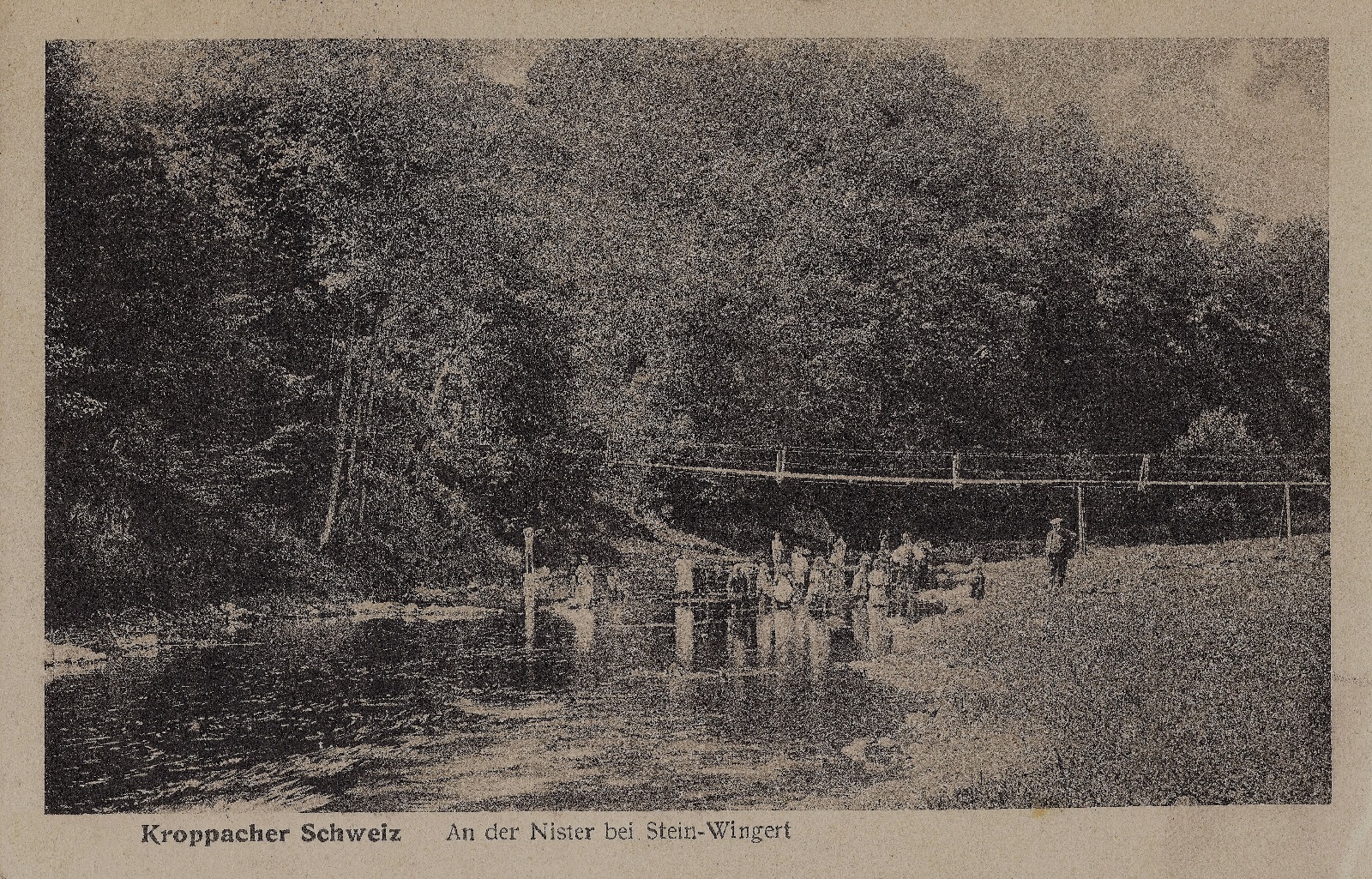 Ansichtskarte von 1915: Nisterpartie mit Schulklasse bei Stein-Wingert (Fotograf: Carl Kppele)