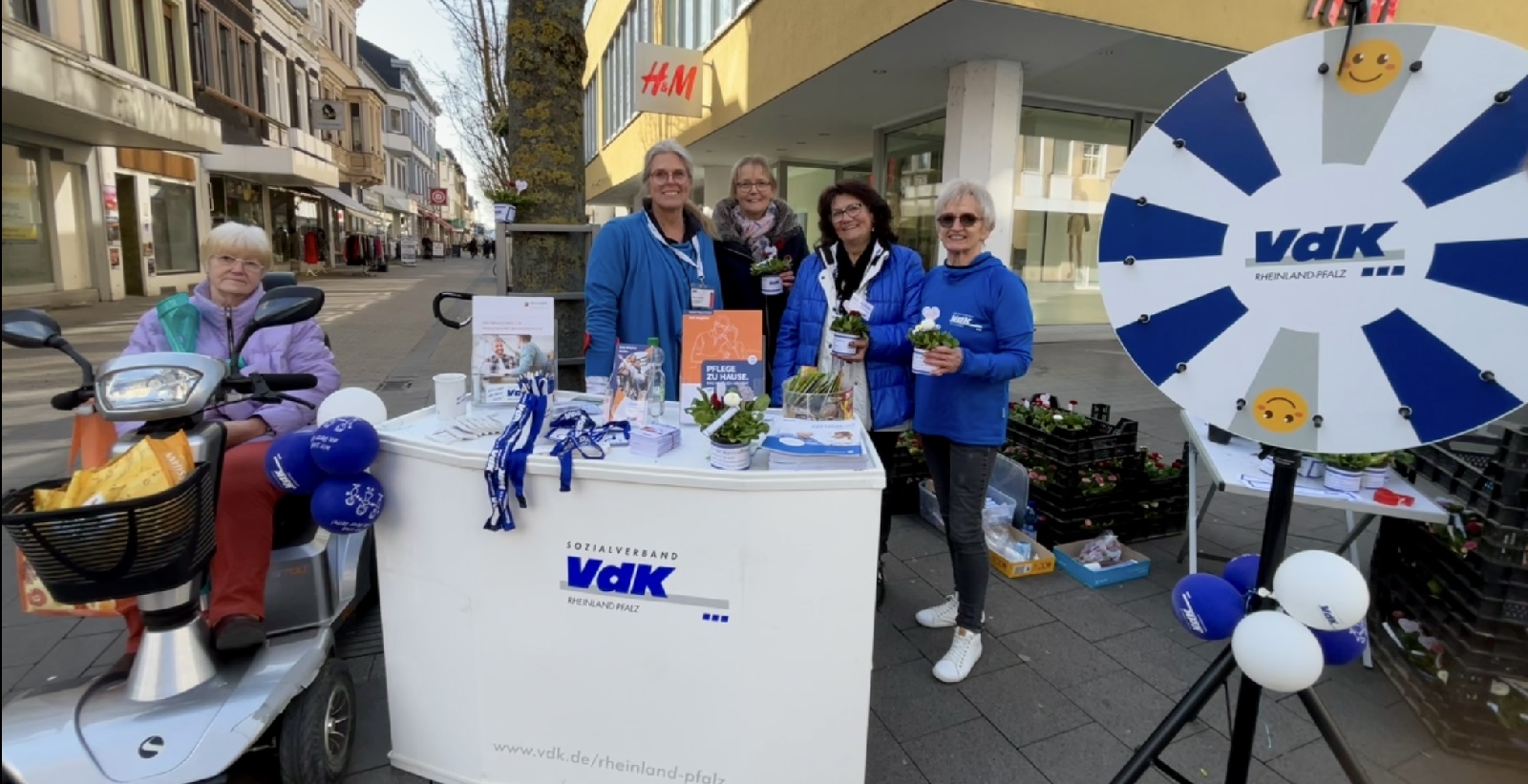 Die VdK Kreisfrauenbeauftragte Andrea Pizzato (rechts) und ihre VdK Mitstreiterinnen  Brigitte Holl, Michaela Seuser, Anette Schning und Christiane Flssel (von links). (Foto: Werner Hammes)