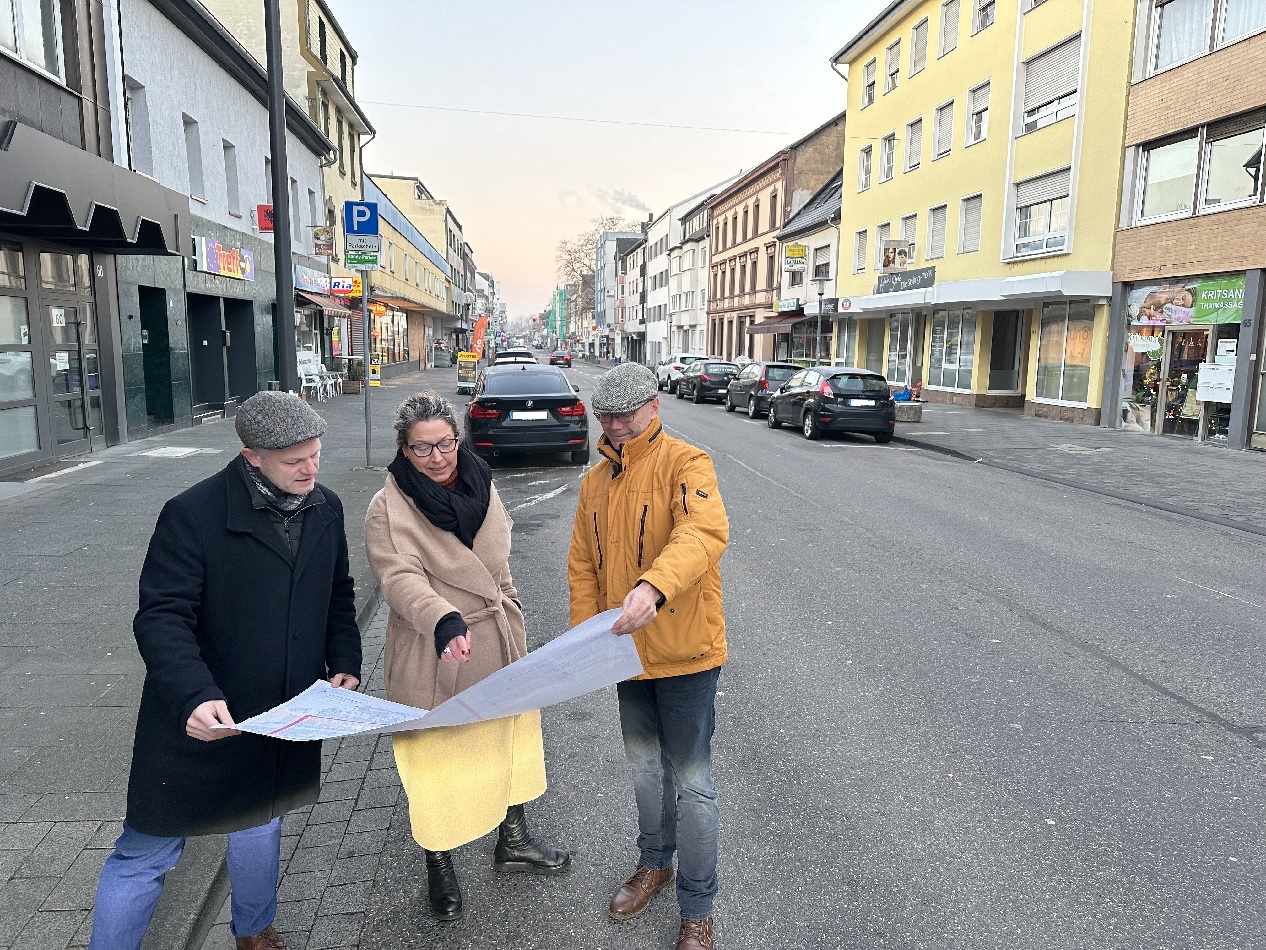 Oberbrgermeister Jan Einig (v.l.), Bauamtsleiterin Nina Porz und Tiefbau-Abteilungsleiter Manfred Reitz sind sich bewusst, dass die rund zweijhrige Bauzeit in der Schlostrae Belastungen mit sich bringt. Sie sind aber berzeugt, dass die Neugestaltung dringend ntig ist und das Bild der Innenstadt deutlich aufgewertet wird. (Foto: Ulf Steffenfauseweh)