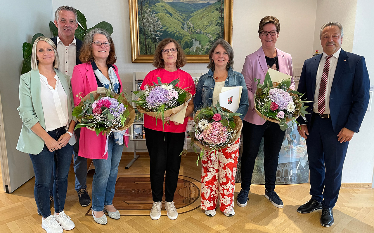 v.l.n.r. Sarah Brettnacher, Dieter Reimann, Bettina Jungblut, Paulina Smertin, Sabine Blasius, Stephanie Flemmer und Hans-Werner Breithausen. (Foto: Heike Kurz)

