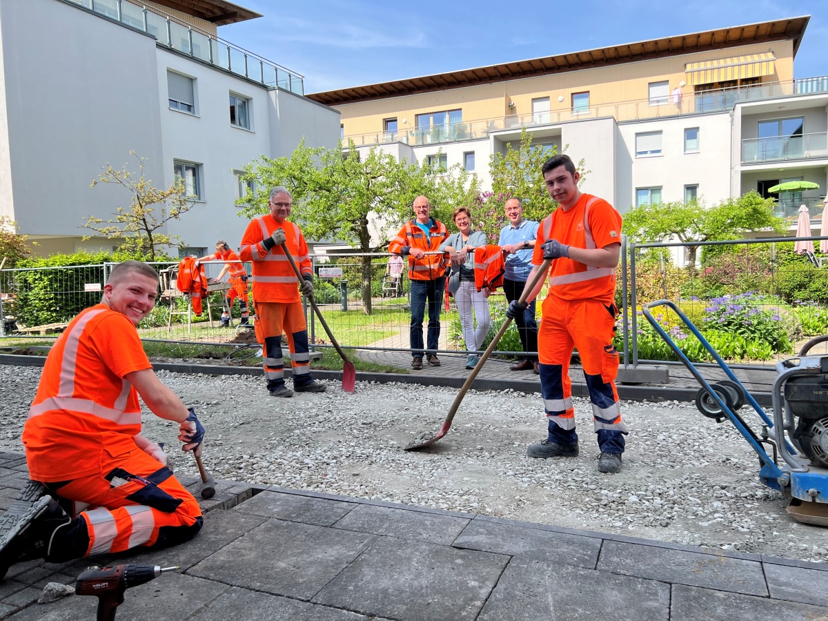 Autobahn-Azubis bauen Boule-Bahn fr Montabaurer Seniorenheim