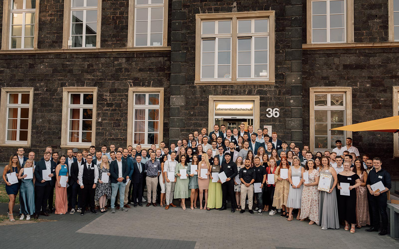 Beim Sommerfest feierten Absolventen, Dozenten und Ehrengste bis tief in die Neuwieder Sommernacht. (Fotos: Simon Zimpfer)