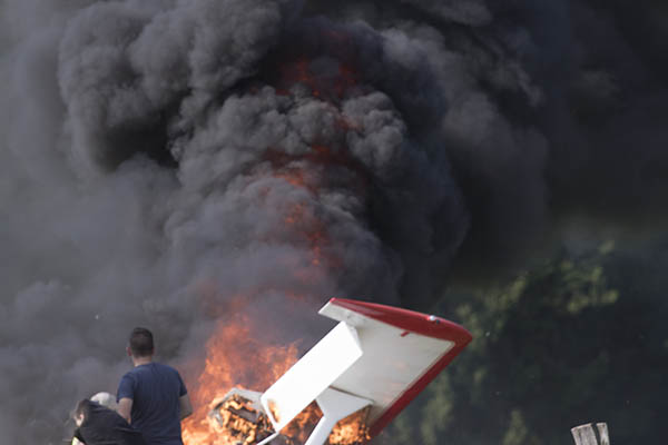 Das Flugzeug ging nach dem Absturz sofort in Flammen auf. Foto: Wolfgang Tischler