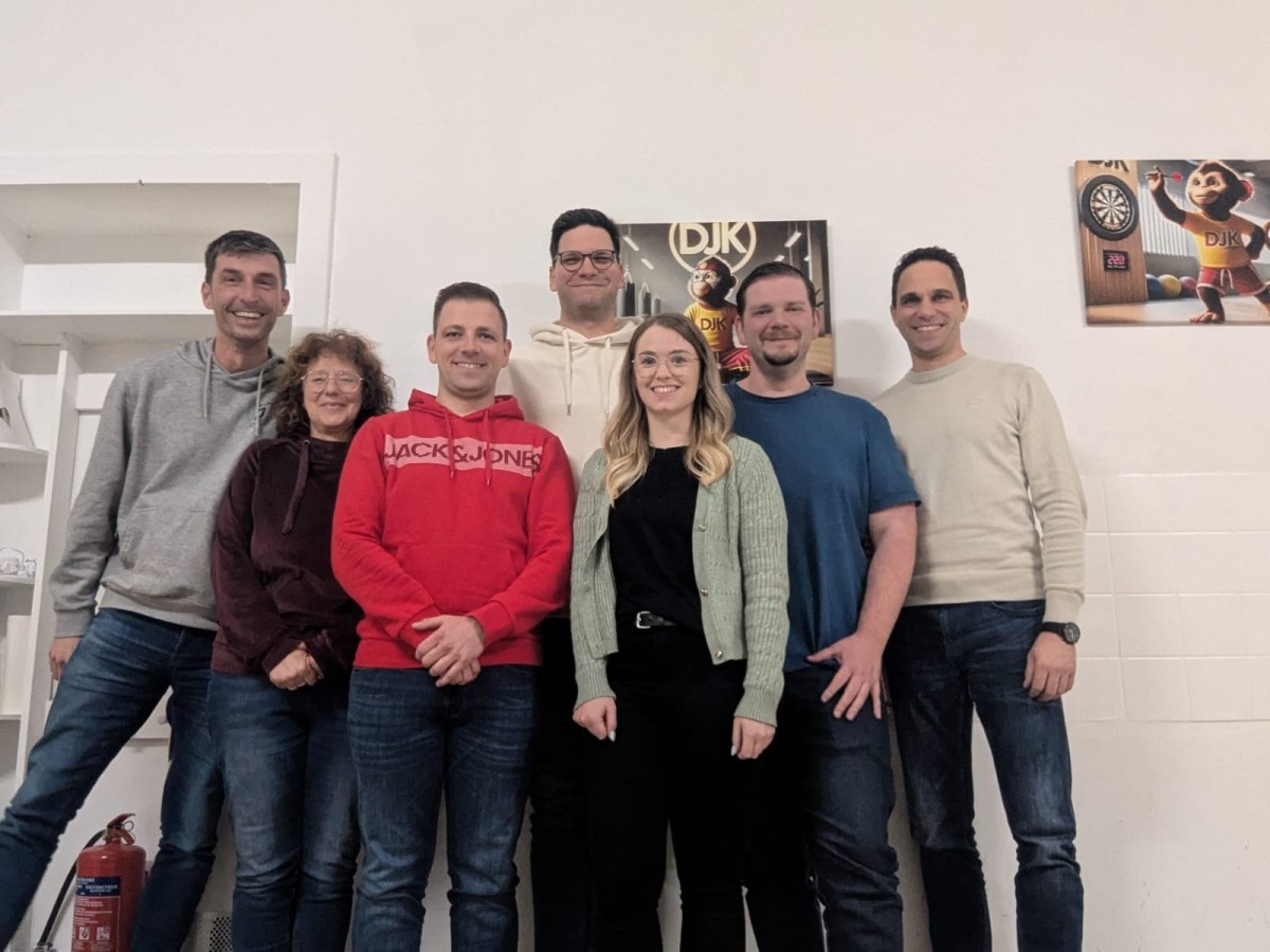 V.l.: Peter Hutzler (Sportfreunde), Britta Palm (Karnevalsfrauen), Pascal Schneider (Musikverein), Dennis Hsch (Wir fr Selbach), Jasmin Globas (DJK), Stephan Decker (Schtzenbruderschaft), Matthias Grohs (Ortsbrgermeister). (Foto: Peter Hutzler)