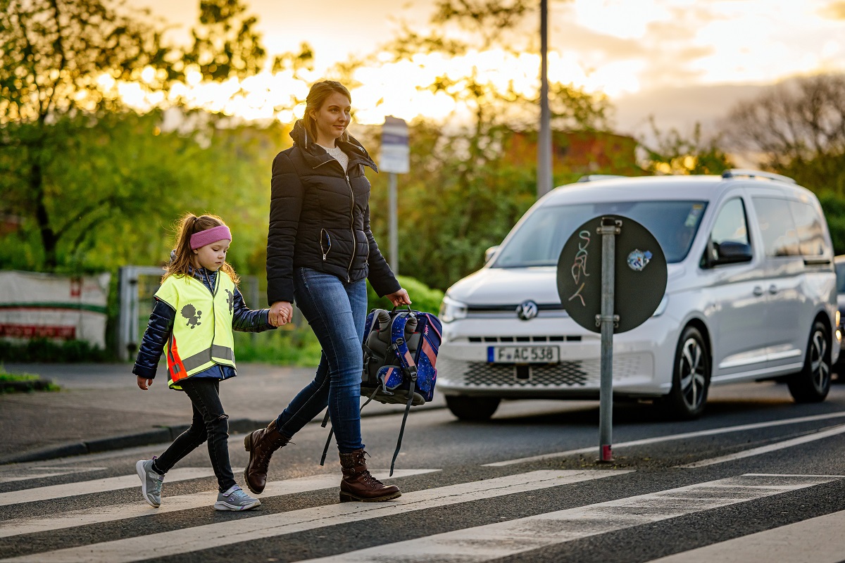 Vor dem ersten Schultag sollten Eltern den Schulweg mit den Kindern ben und auf mgliche Gefahren im Straenverkehr hinweisen. (Foto: ADAC)