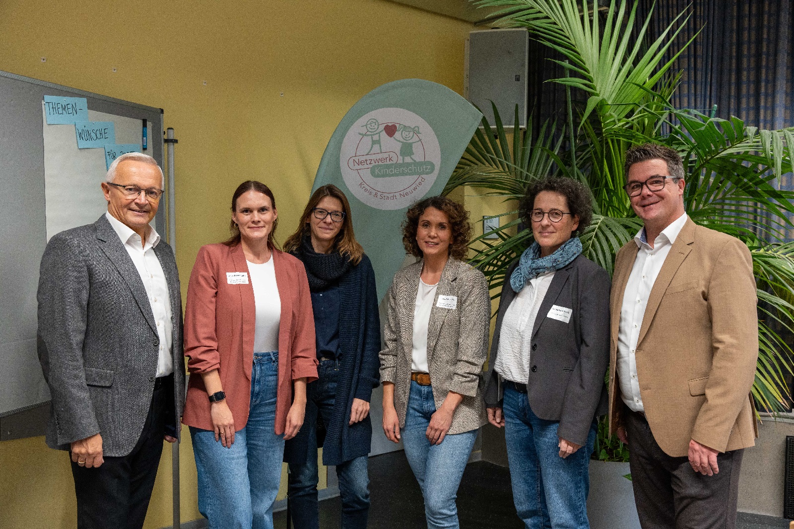 Mit Landrat Achim Hallerbach und Brgermeister Peter Jung nahmen (v.l.) Kreis-Netzwerkkoordinatorin Kindeswohl, Laura Rockenfeller, Ursula Teupe, Referentin vom ism gGmbH Mainz, Netzwerkkoordinatorin Franziska Klein vom Stadtjugendamt und Heidemarie Steffl vom Landesjugendamt ber die Netzwerkkonferenz teil. (Foto: Martin Boden/Kreisverwaltung Neuwied)