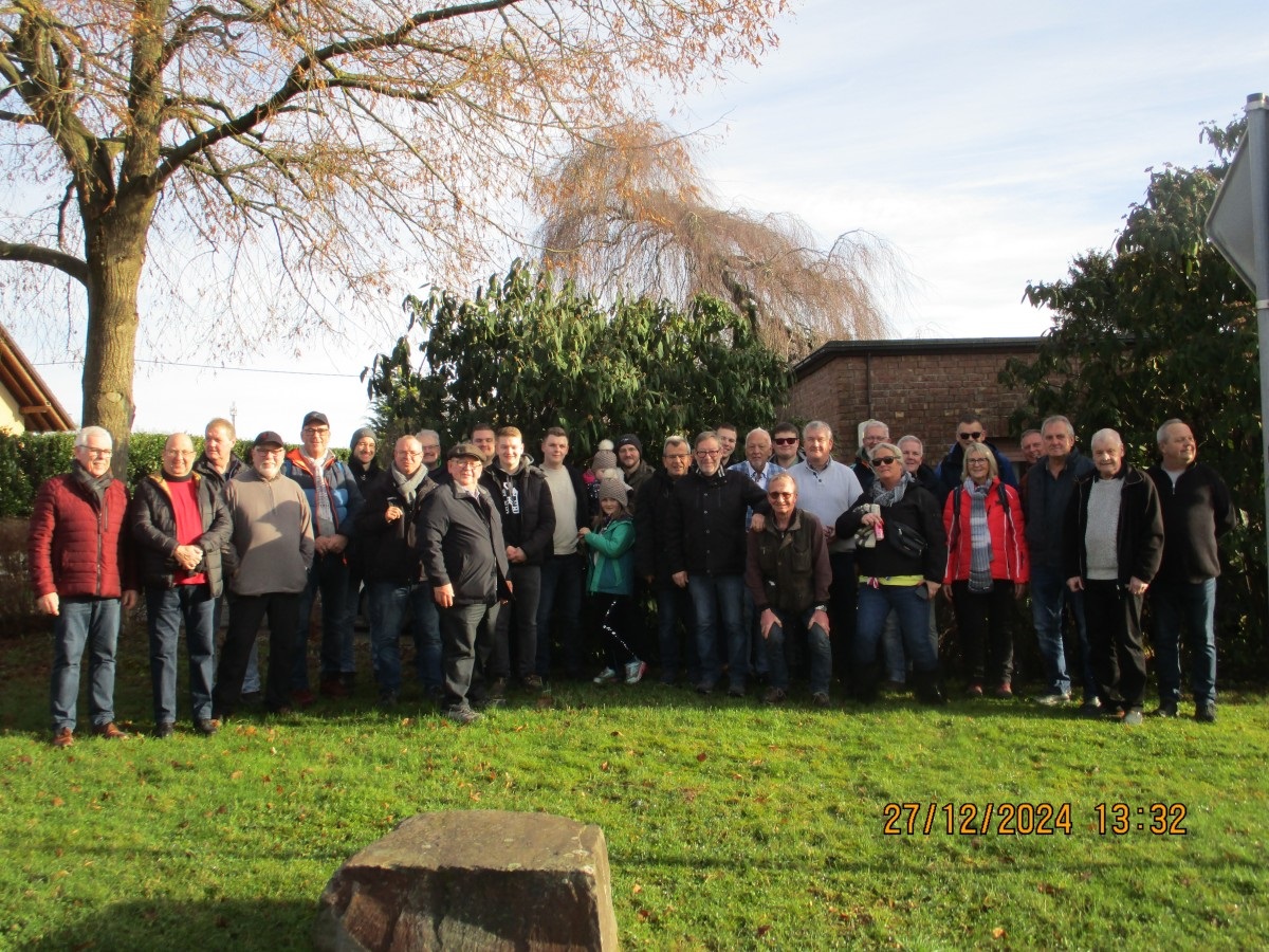 Die Wandertruppe bei der Ankunft in Birken-Honigsessen. (Foto: Karl-Heinz Henn)