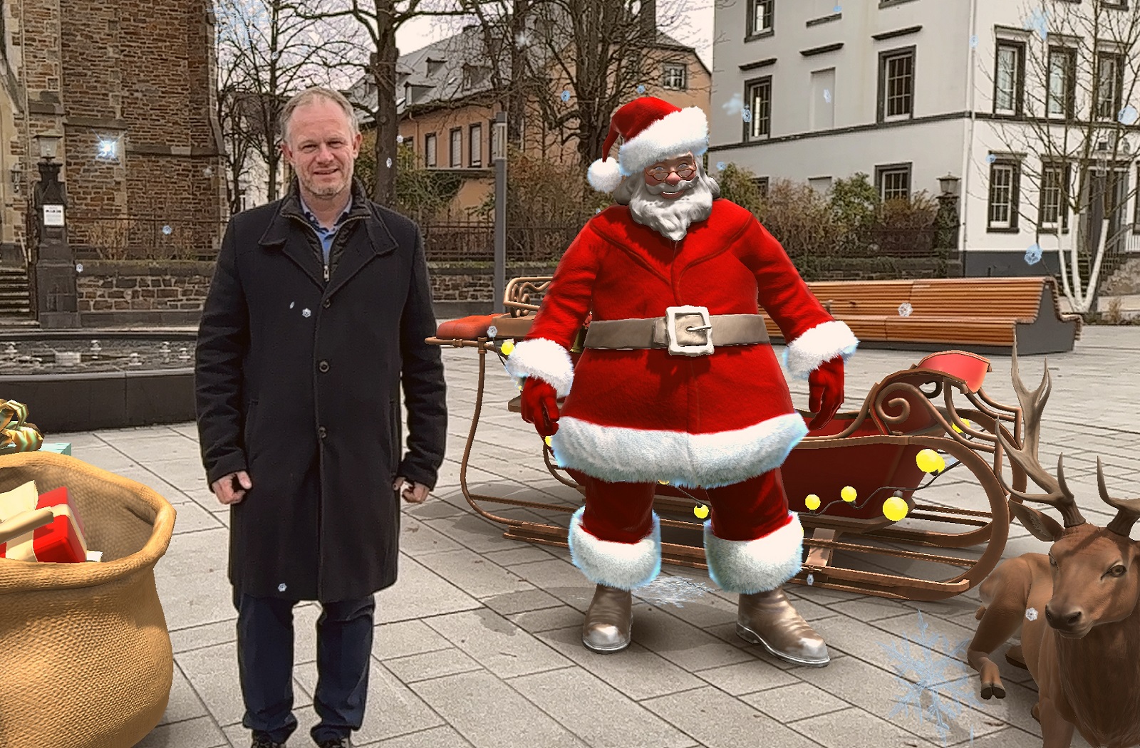 Inmitten der virtuellen Weihnachtslandschaft: Oberbrgermeister Jan Einig tauchte bereits in die festliche Atmosphre in der Neuwieder Innenstadt ein. (Foto mitsamt des AR-Effekts: 3DQR/Nadine Schneberg)