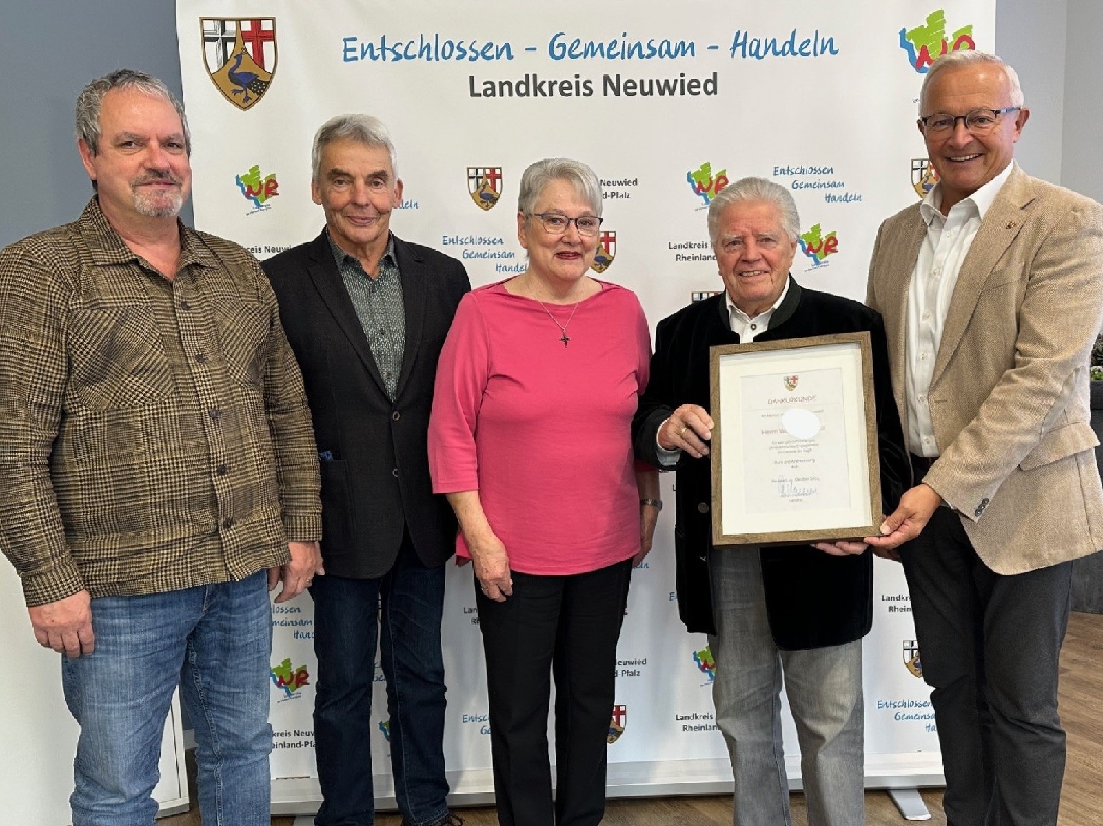 In Gegenwart von Lebensgefhrtin Gerda Kramer, Kreisjagdmeister Kurt Milad und Joachim Frings von der Unteren Jagdbehrde verabschiedete Landrat Achim Hallerbach den Waidmann Wolfgang Proca aus allen jagdlichen Ehrenmtern. (Foto: Thomas Herschbach)