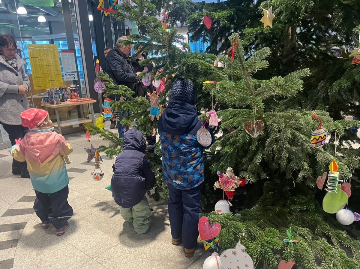 Wissen: Traditionelles Weihnachtsbaumschmcken am 26. November im Regiobahnhof