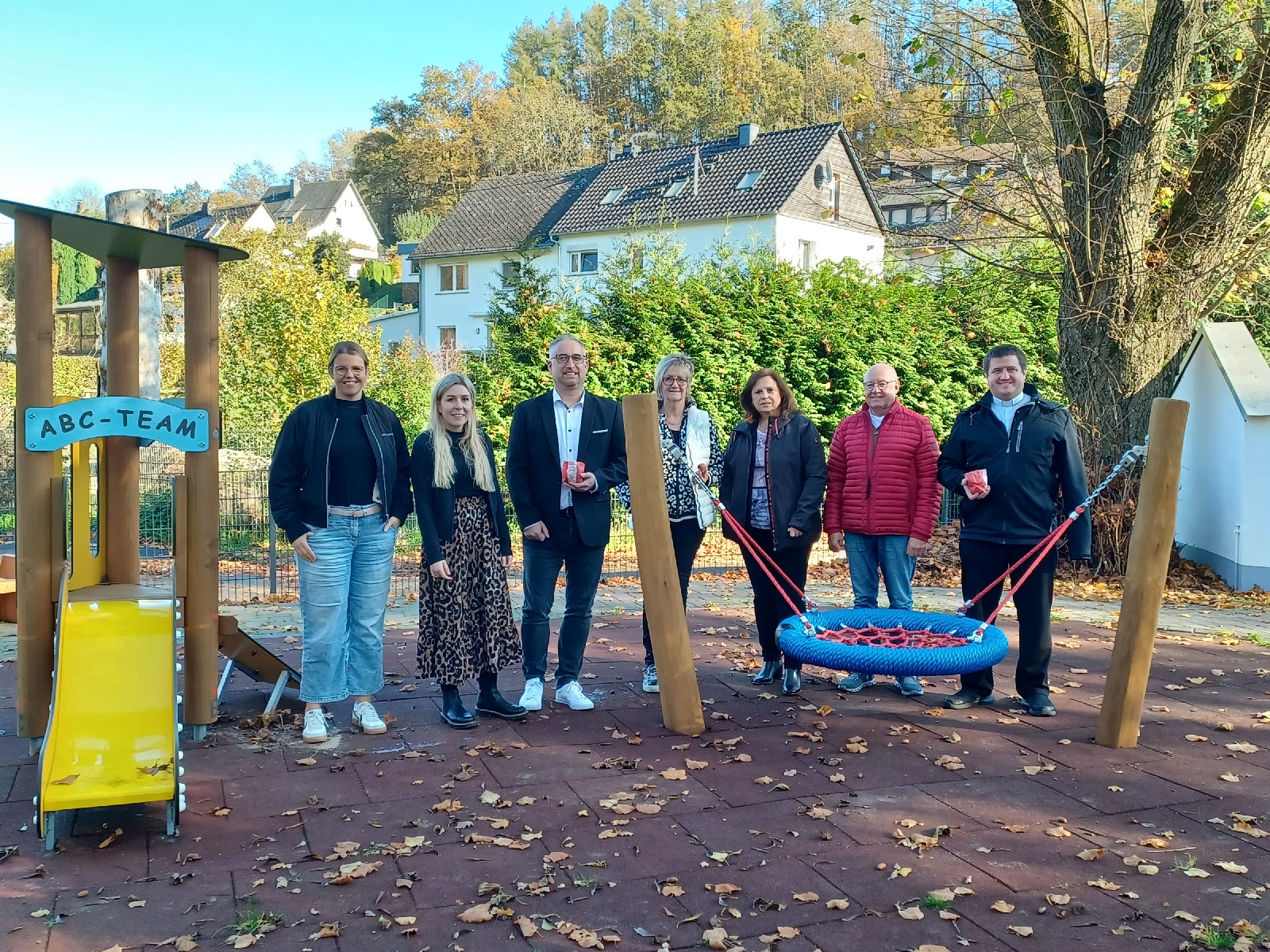 Grozgige Spenden bereichern Auengelnde der Kita St. Antonius in Niederelbert