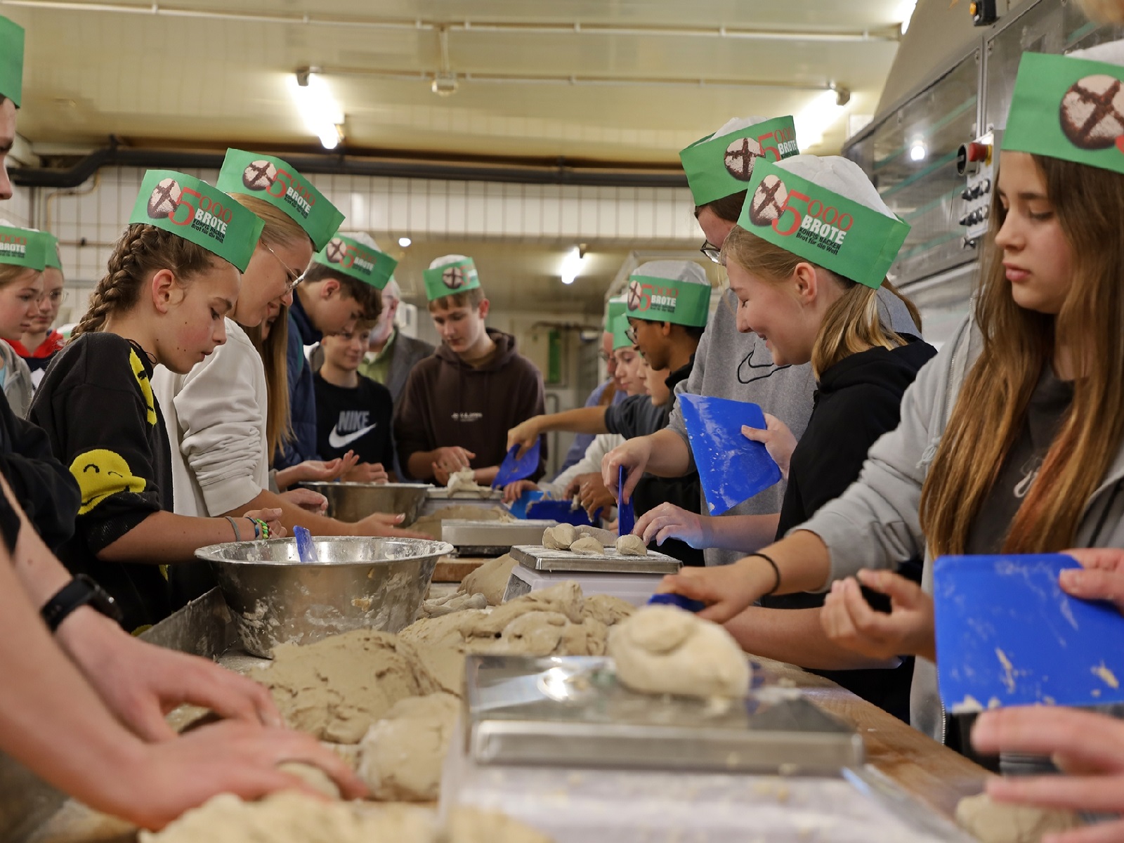 Mit etwas bung geht das Abwiegen und Formen der Brotlaibe ganz leicht von der Hand.(Foto: Sabine Hammann-Gonschorek)