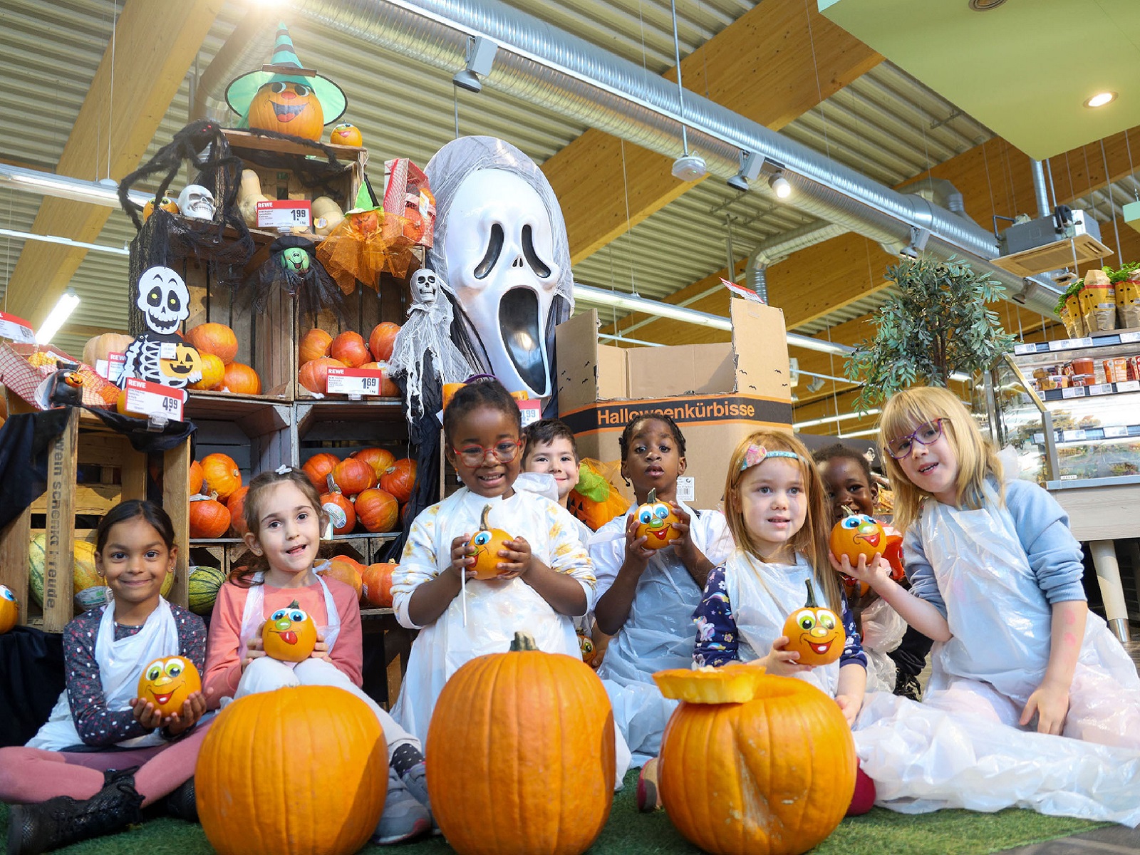 Neuwieder Kita-Kinder schnitzen Krbisse: Aktion bringt Vorfreude auf Halloween