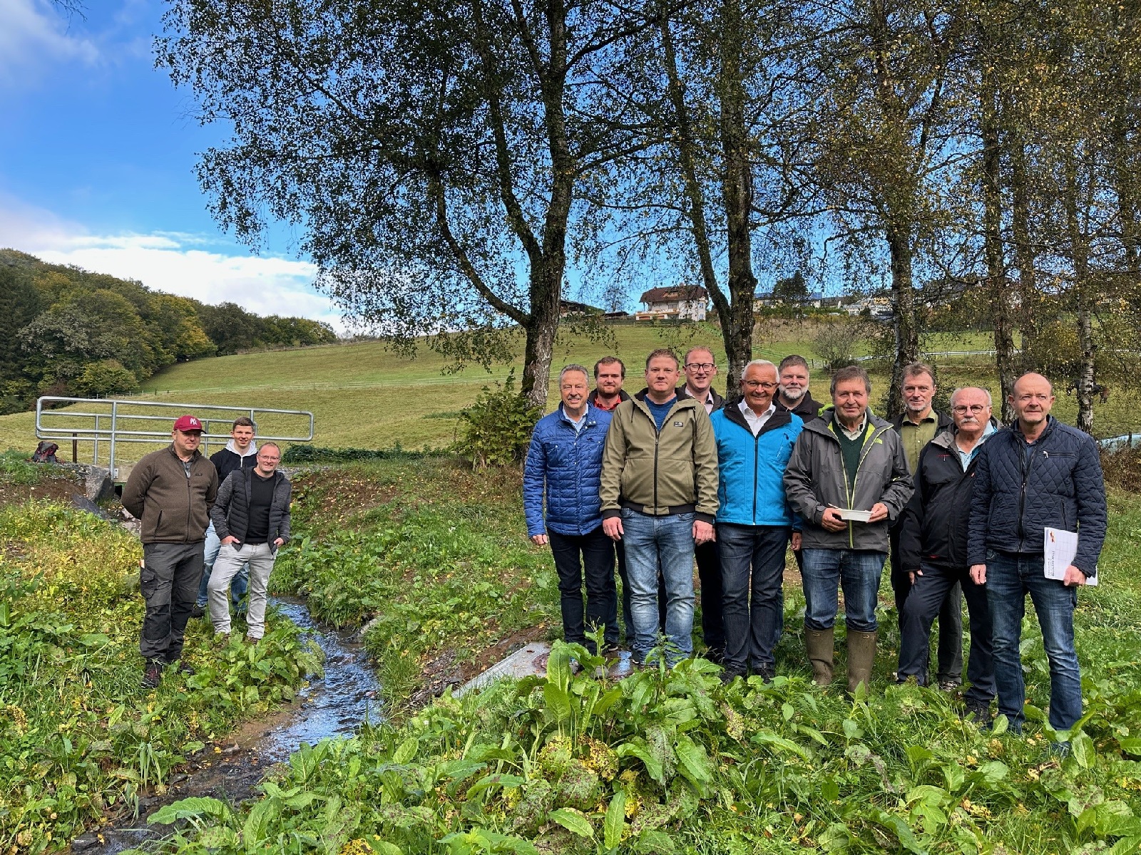 Von der Vollendung der Burbach-Renatuerierung berzeugten sich Landrat Achim Hallerbach, der 1. Kreisbeigeordnete Philipp Rasbach, der Brgermeister der VG Rengsdorf-Waldbreitbach, HansWerner Breithausen, der Brgermeister von Thalhausen, Florian Schfer, sowie Friedhelm Kurz von der Nothilfe Burbach. (Foto: Thomas Herschbach)