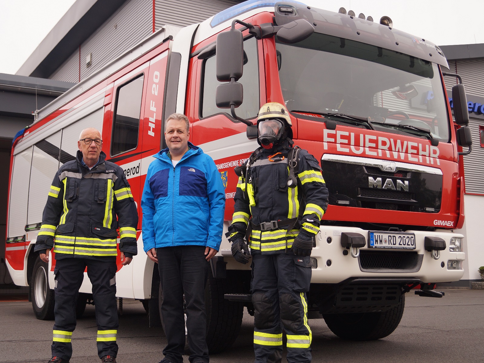 Brgermeister Gerrit Mller (mitte) waren Funktionalitt und Tragekomfort wichtig. (Fotoquelle: Feuerwehr VG Rennerod)