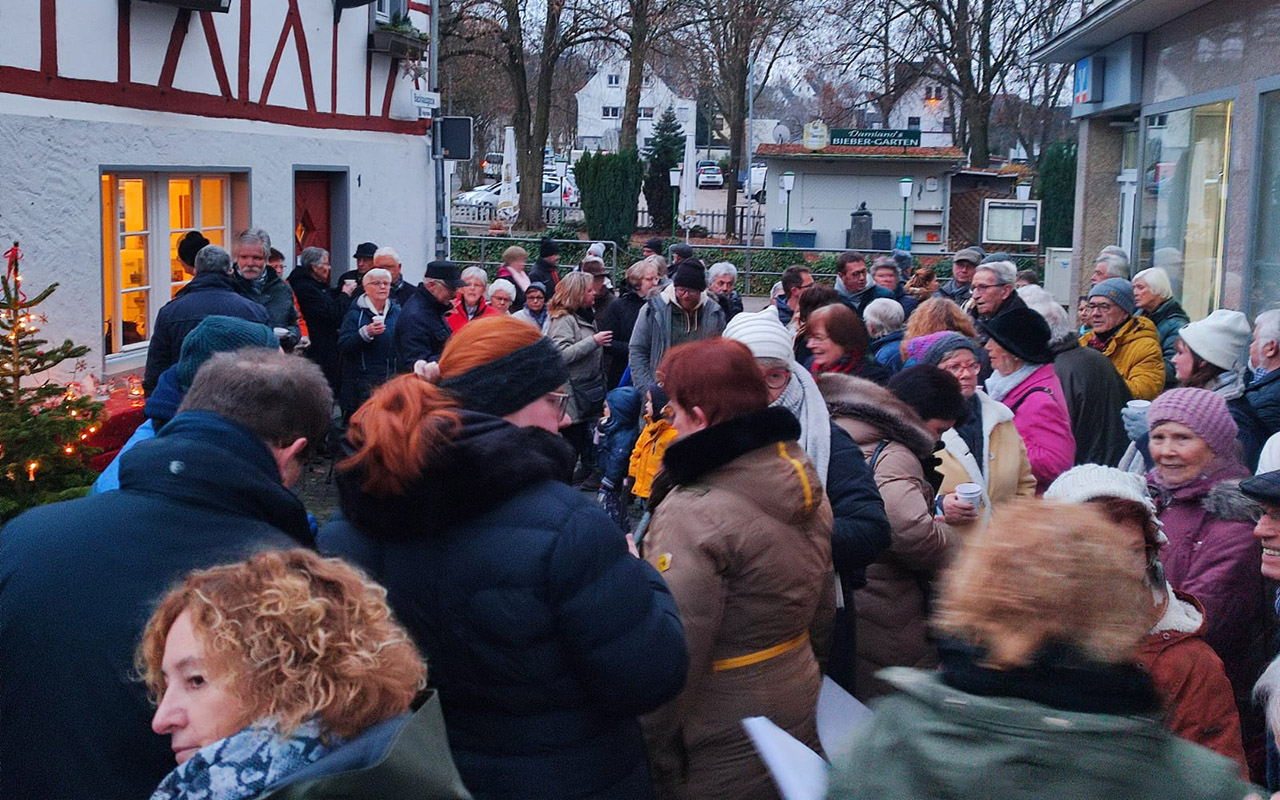 Die Besucher stimmten sich am Backhaus auf die Weihnachtsfeiertage ein. (Foto: VNB)