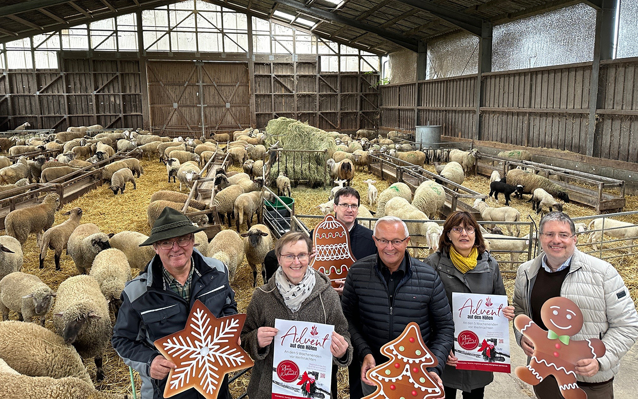 Auf "Advent auf den Hfen" freuen sich Werner und Marie-Theres Neumann (Naturgenuss-Erzeugerin Hof Meerheck), Harald Schmillen (WFG, Landrat Achim Hallerbach, Irmgard Schrer (Naturpark) und Jrg Hohenadl (WFG). (Fotos: Thomas Herschbach)
