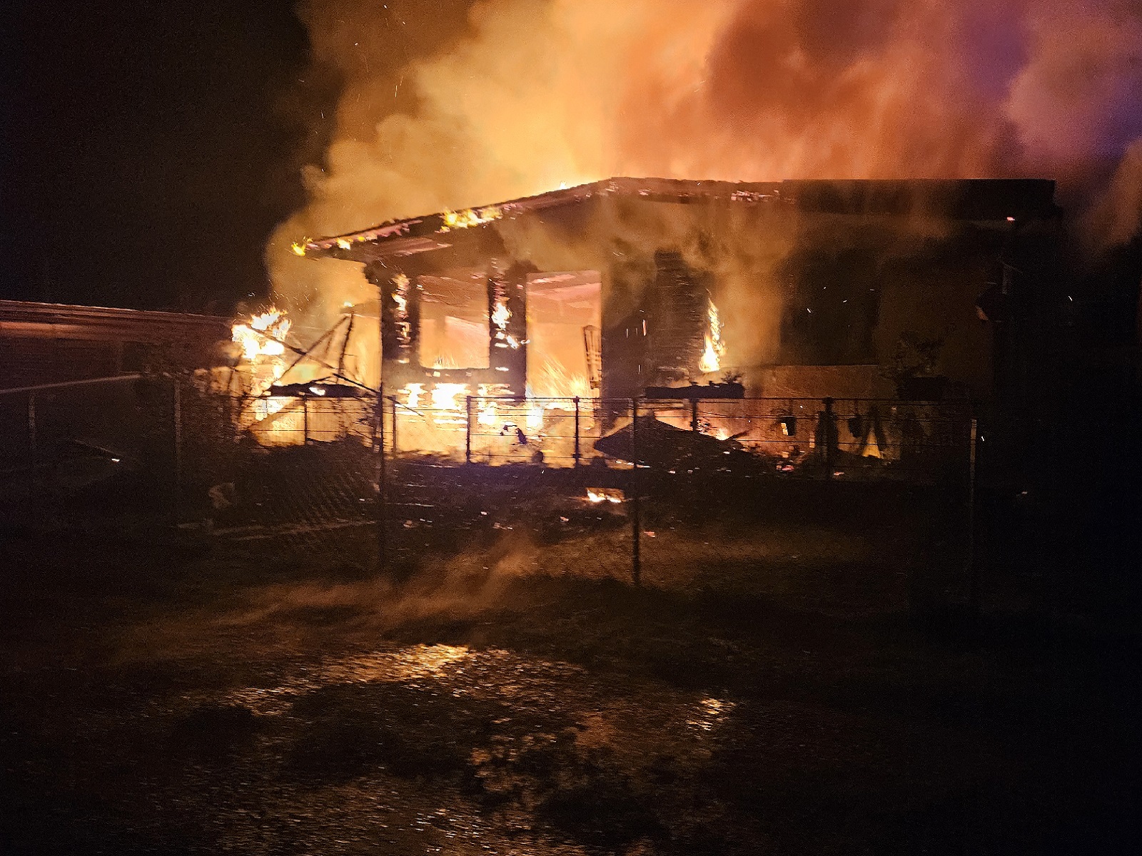 Originalfoto vom Grobrand beim Eintreffen der Feuerwehr. (Alle Fotos: Feuerwehr VG Rengsdorf-Waldbreitbach)