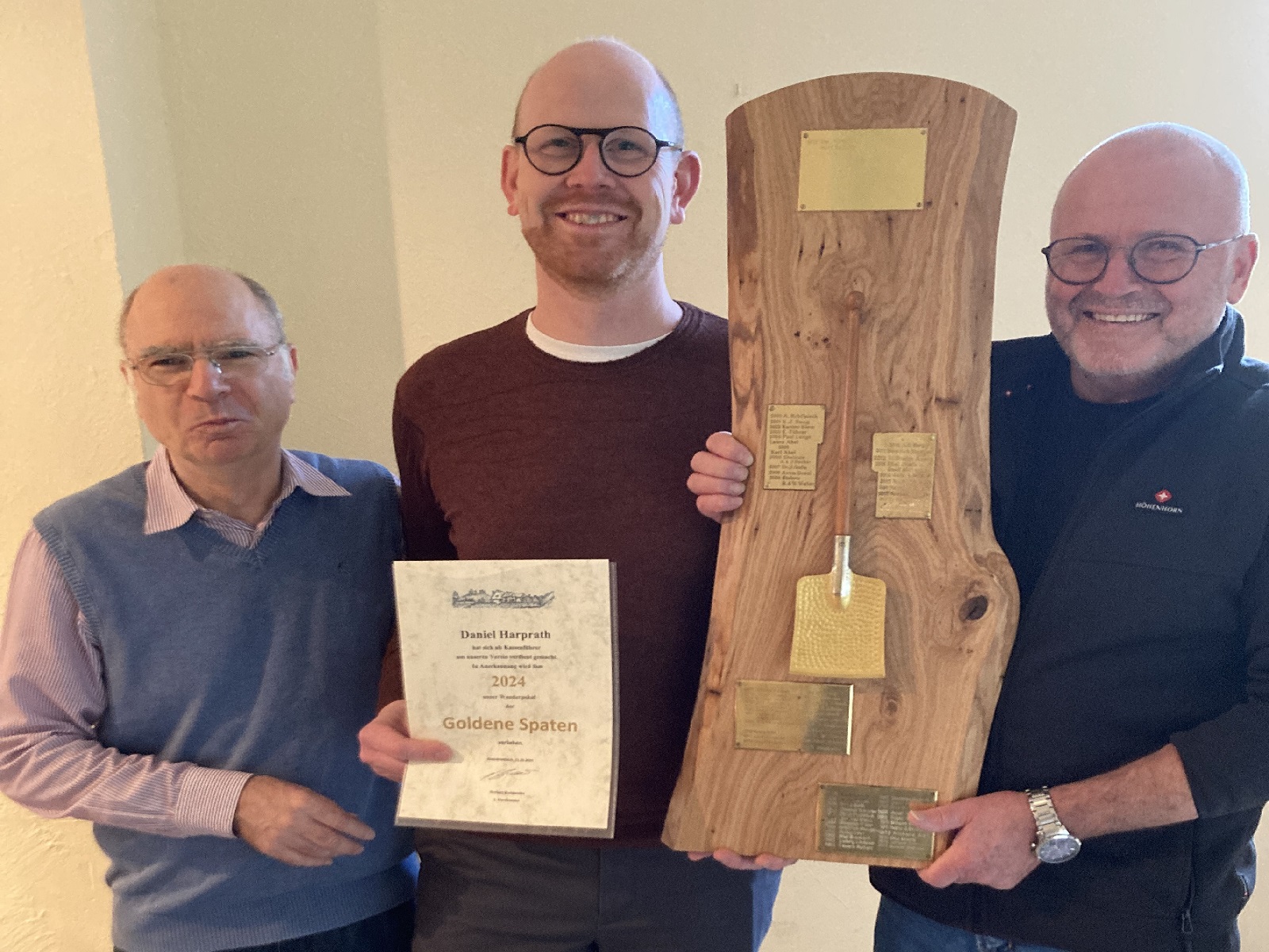 Daniel Harprath nimmt den Goldenen Spaten des OGV Rheinbreitbach aus den Hnden des Vorsitzenden Norbert Buchbender (rechts) und dessen Stellvertreters Josef Weich entgegen. (Foto: Heinz Schmitz)