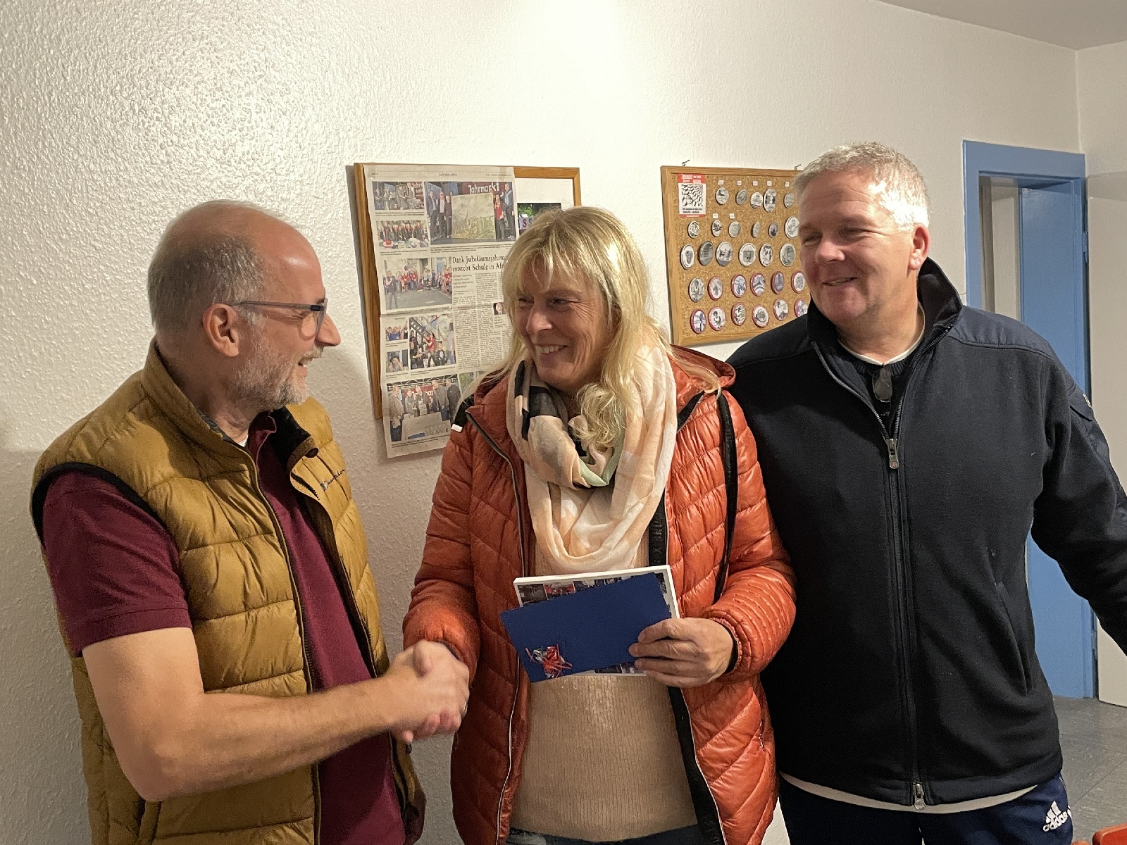 Andreas	Brucherseifer-Escher vom Jahrmarkt Wissen e.V. bergibt den 2. Preis, einen Gutschein fr ein E-Bike, an Andrea Brenner. (Foto: Johannes Bender)