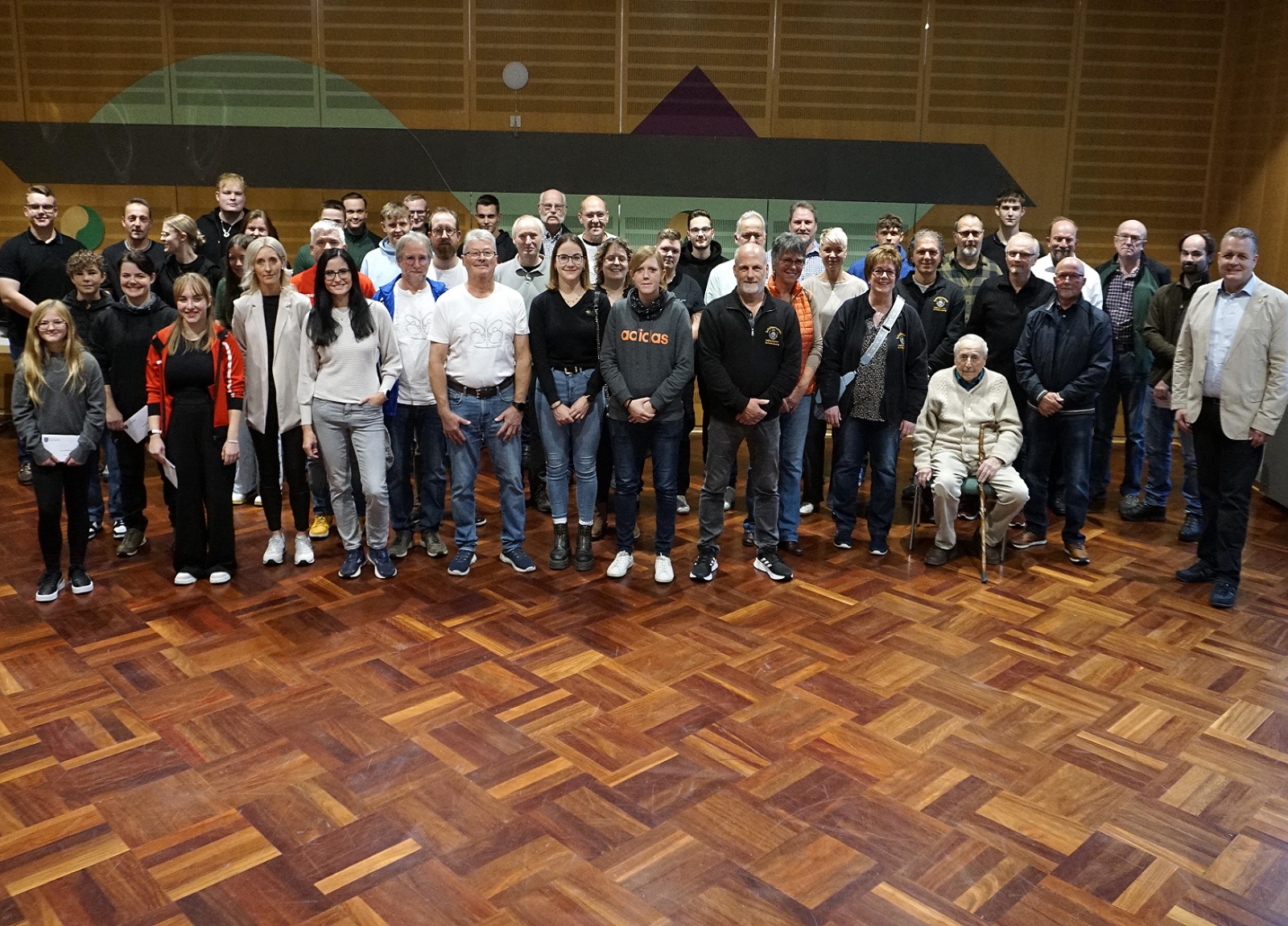 Viele Sportler der Verbandsgemeinde Rennerod wurden von Brgermeister Gerrit Mller (re.) ausgezeichnet und mit Gutscheinen bedacht. (Foto: Kerstin Guckert)