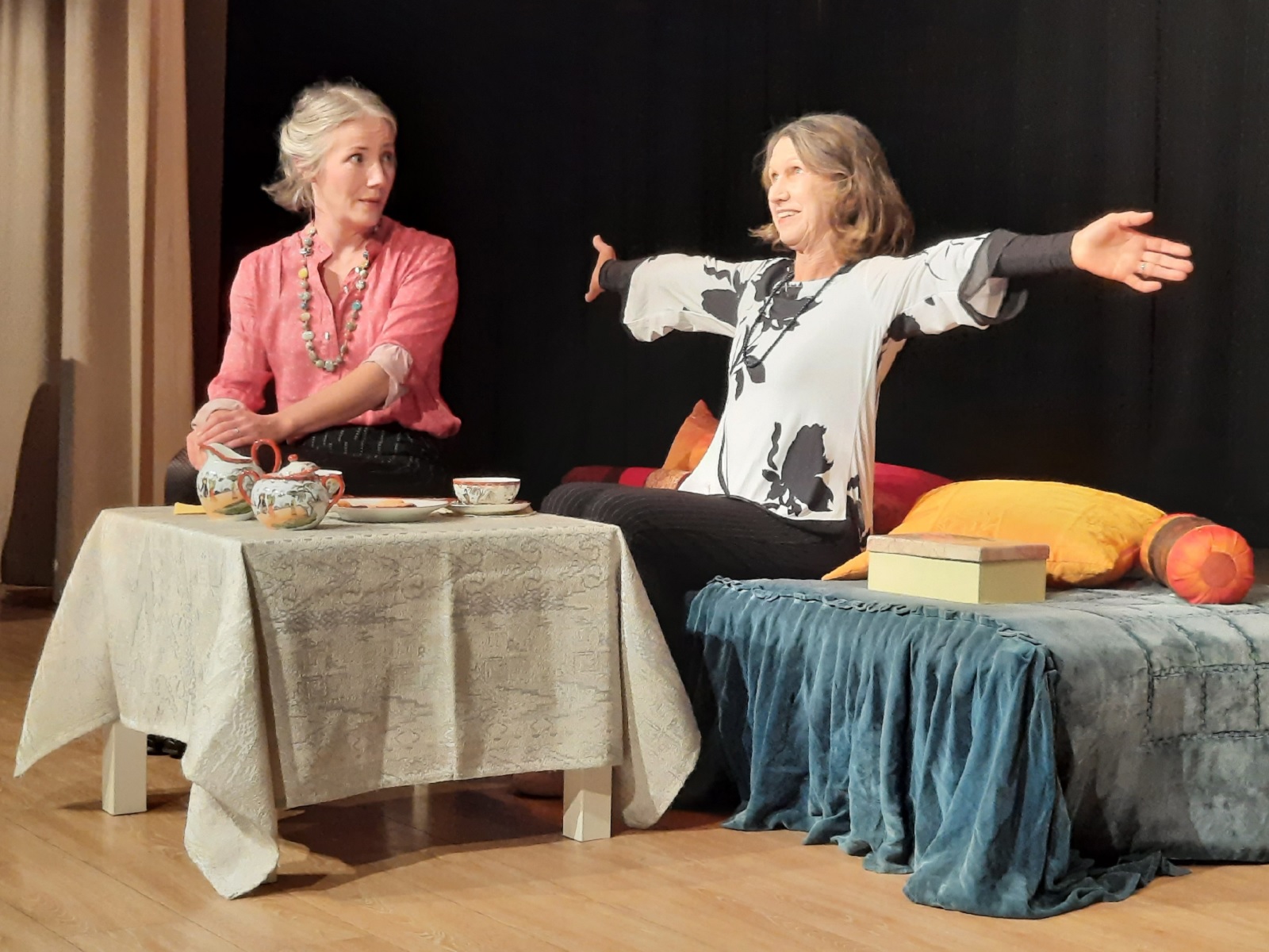 Authentisch und sehr berhrend: In dem Theaterstck "Ich erinnere mich genau" standen Liza Sarah Riemann (Tochter Hannah), links, und Christine Reitmeier (Mutter Martha) in Horhausen auf der KDH-Bhne. Beide Schauspielerinnen berhrten in einer glanzvollen Leistung die Herzen der Besucher. (Foto: Rolf Schmidt-Markoski)