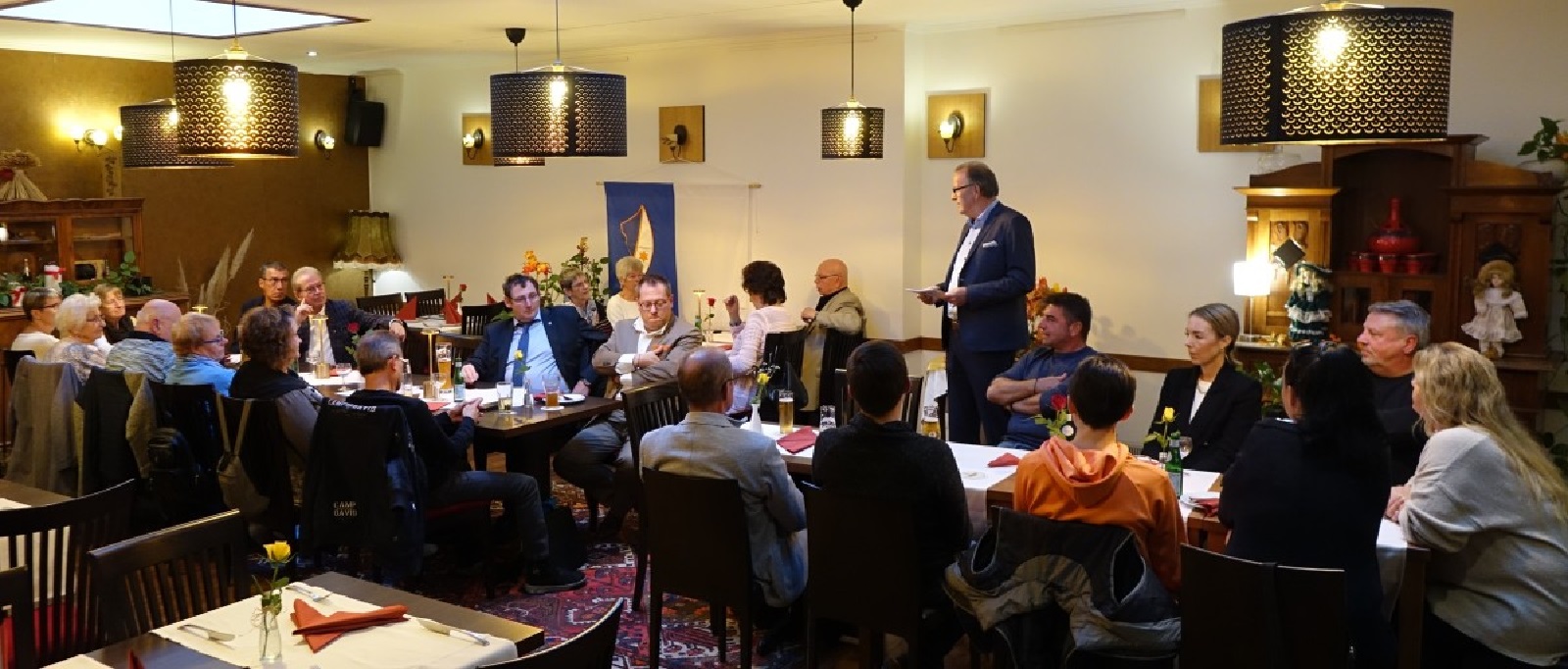 Die Mitglieder des Sterner Brgervereins beim Festkommers in einem Linzer Restaurant bei der Laudatio des Stadtbrgermeisters Helmut Muthers (Foto: Roland Thees)