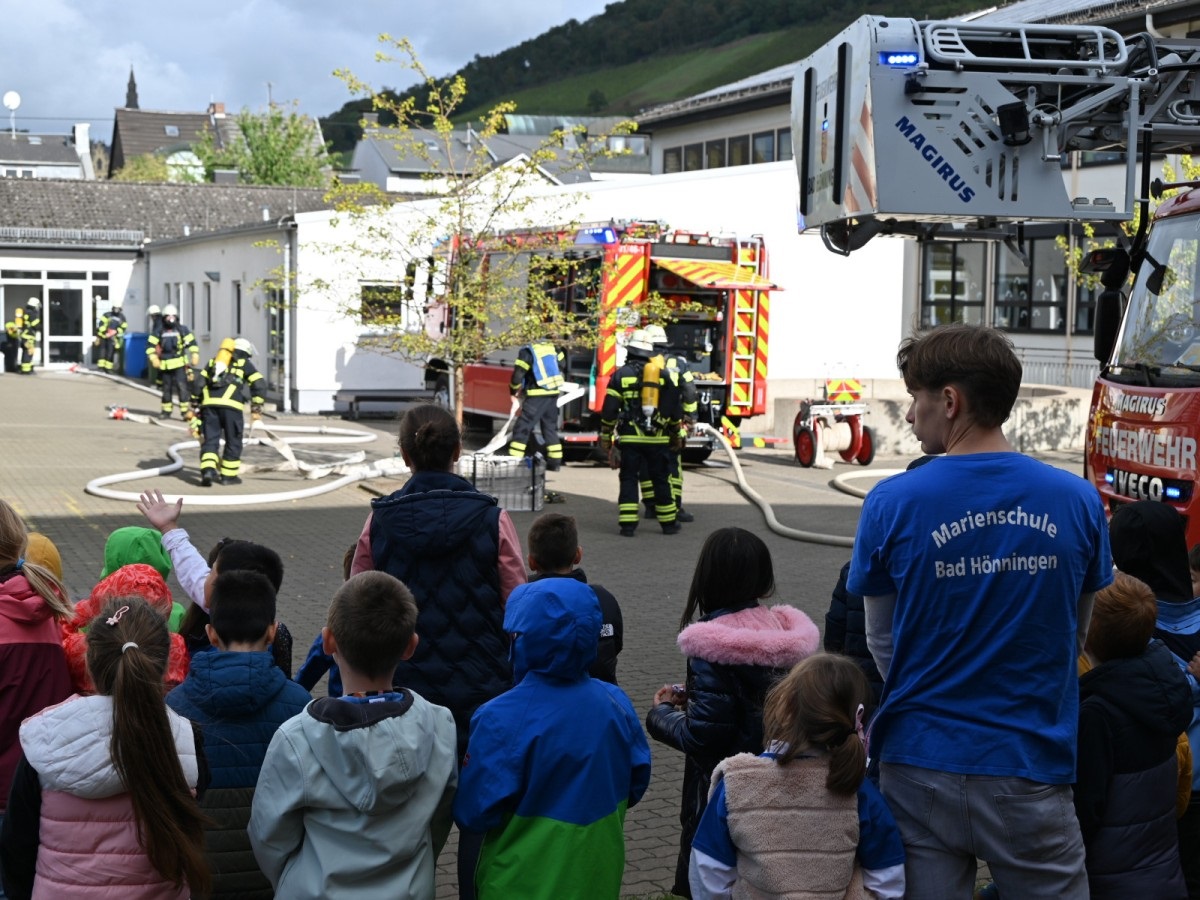 Die Kinder der Marienschule beobachten den Einsatz der Feuerwehr aus sicherer Entfernung. (Alle Fotos: Matthias Lemgen)