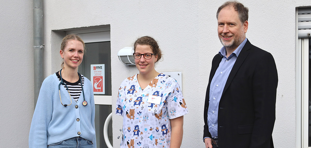 Dr. Verena Sondermann-Claaen (links), Dr. Dinah Splitthoff (Mitte) und Carsten Jochum (Geschftsfhrer DRK-Kinderklinik Siegen und MVZ Wellersberg, links) vor der Kinderarztpraxis in Geisweid. (Foto: DRK-Kinderklinik Siegen)
