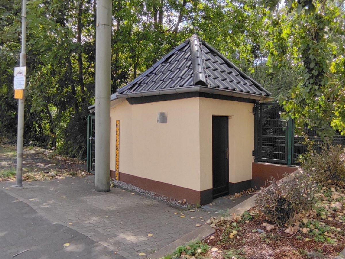 Das Pegelhaus an der Sieg bei Betzdorf: Hier finden im Oktober Rumungsarbeiten auf dem Flussgrund statt, damit der Wasserstand weiterhin korrekt gemessen werden kann. (Foto: Yannik Salomon)