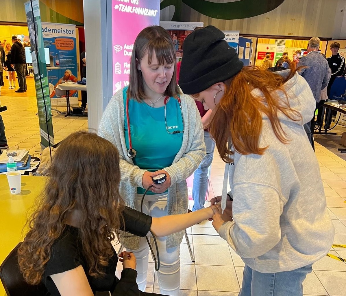 Die Jugendlichen Besucher konnten am Informationsstand in Bad Marienberg unter anderem selbst Blutdruck messen. (Foto: Kreisverwaltung / Bianca Vollmer)