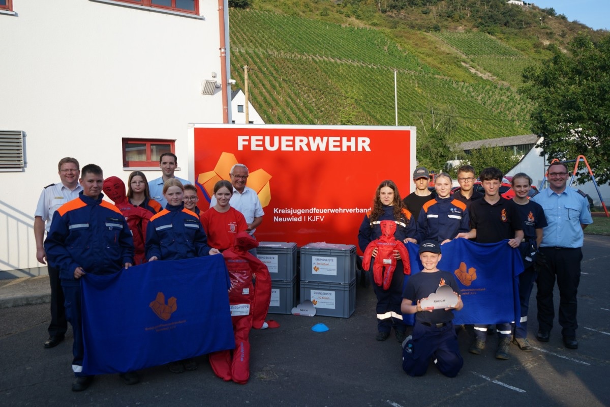 Landrat Achim Hallerbach lobt das Engagement der Jugendfeuerwehren im Landkreis Neuwied. (Alle Fotos: Matthias Lemgen)